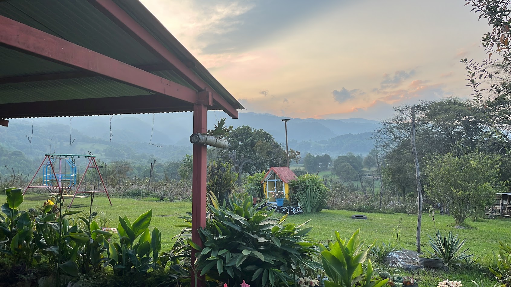 Jardín y paisaje montañoso del Mirador San Felipe